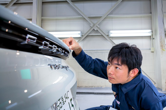 ボディチェックをする専任スタッフ