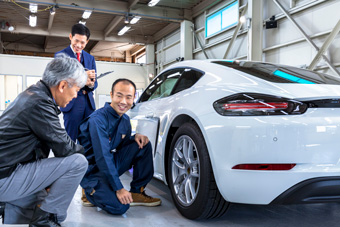 お車の状態とメンテナンスのご提案をお客様に行う専任スタッフ