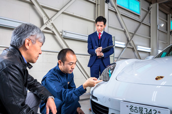 専任スタッフがお客様にボディの状態をご説明している